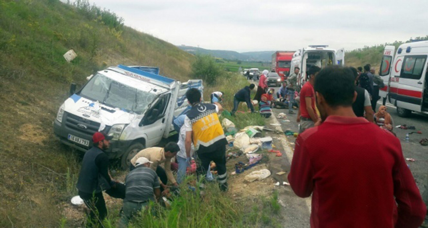 Bursa'da tarım işçilerini taşıyan kamyonet kaza yaptı! 2 ölü, 22 yaralı