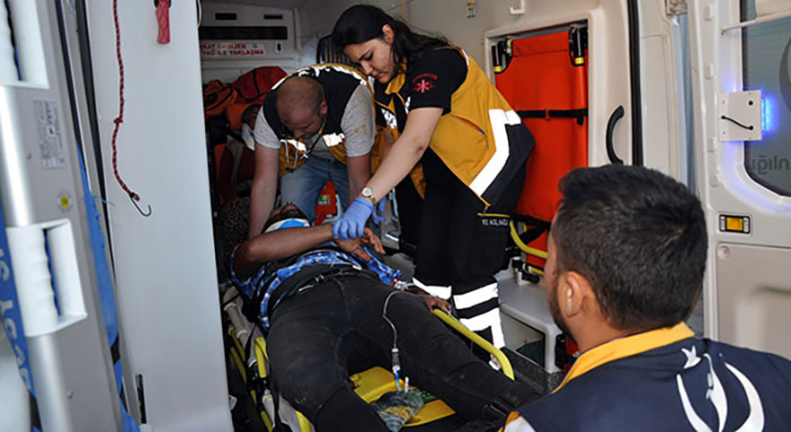 Sivas'ta işçi taşıyan kamyon kaza yaptı: 18 yaralı