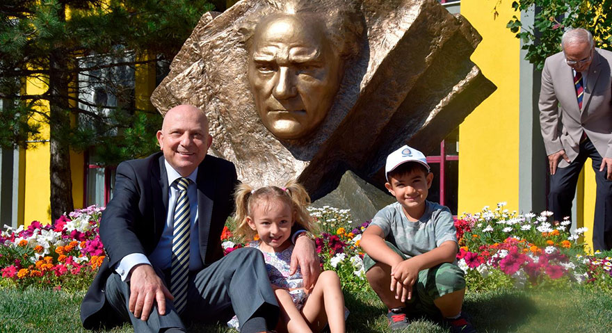 ANKÜ Okulları Atatürk ve Bilim heykeli açıldı
