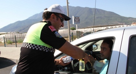 Trafik polislerinden sürücülere çikolata haberi