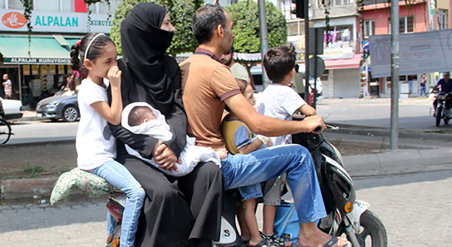 Yer Adana: 2 kişilik elektrikli bisiklette 6 kişi seyahat ediyor