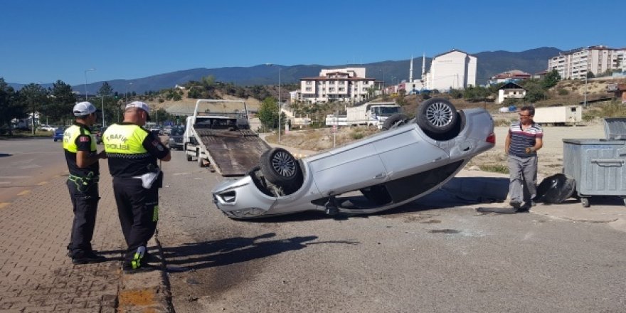 Kaza yapınca otomobili bırakıp kaçtı