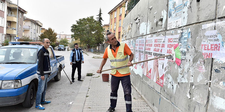 Mamak'ta izinsiz afişler temizleniyor