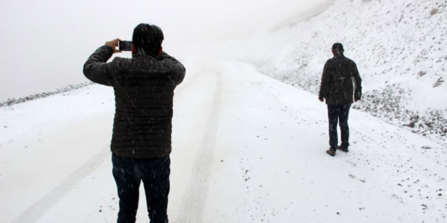 Erzurum’a lapa lapa kar düştü