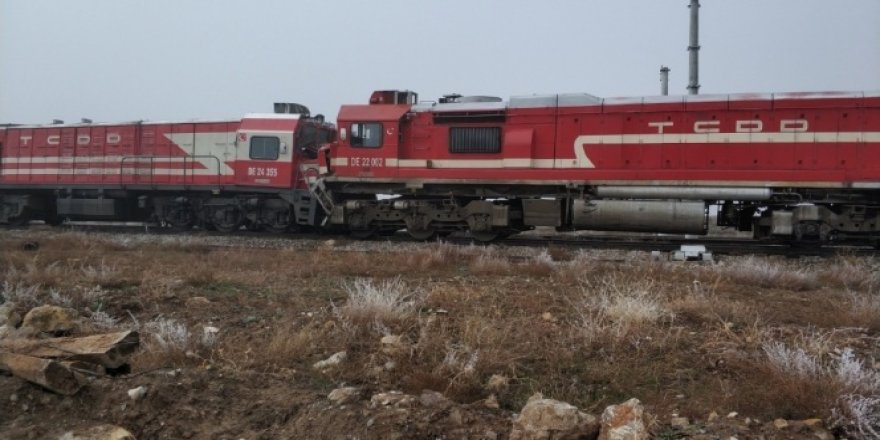 Sivas'ta yük trenler çarpıştı