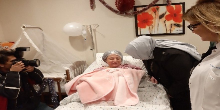 Bakan Selçuk Ankara'daki yeni yılın ilk bebeğiyle buluştu