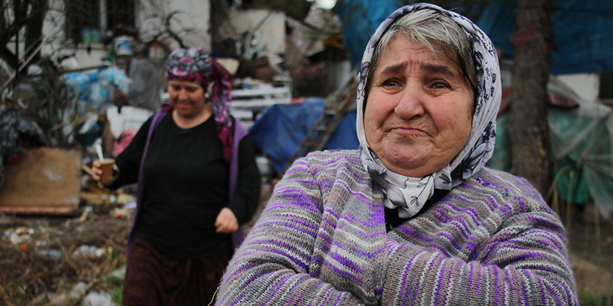 Çöp evde yaşayan anne ve zihinsel engelli kızı yardım bekliyor 