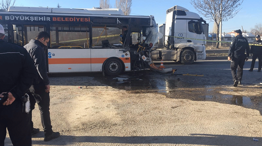 Yolcu otobüsü TIR’a arkadan çarptı: 1 ölü, 20 yaralı