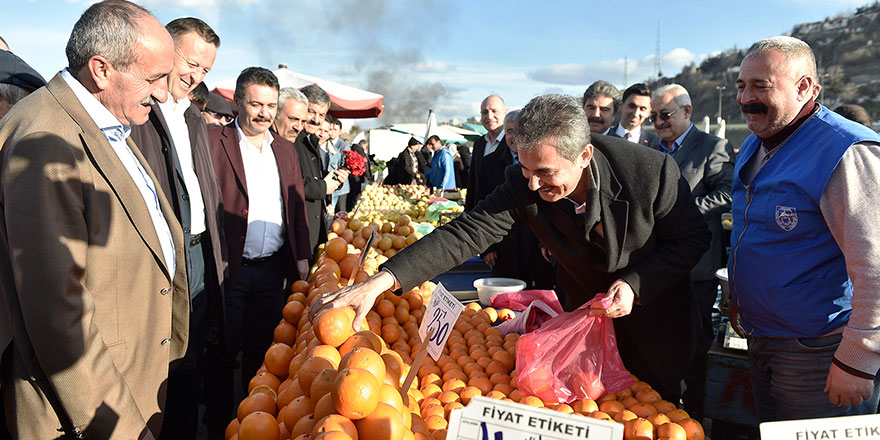 Murat Köse tezgahın başına geçip satış yaptı