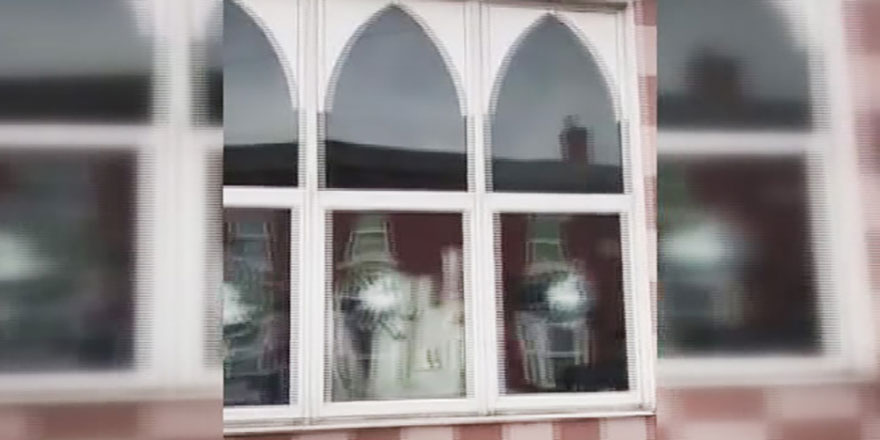 İngiltere'de 5 camiye çirkin saldırı