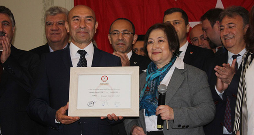 İzmir Büyükşehir Belediye Başkanı seçilen Tunç Soyer mazbatasını aldı
