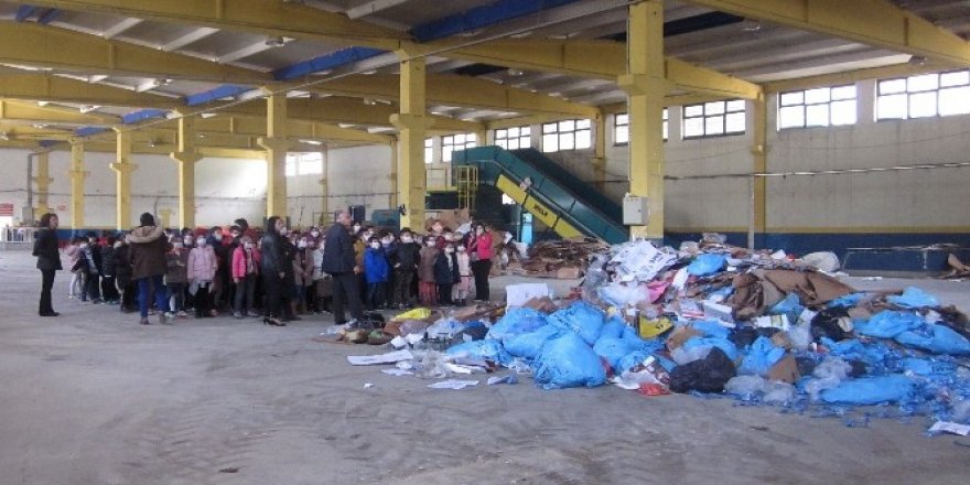 Öğrenciler geri dönüşümü merkezinde öğrendi