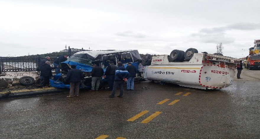 Ankara'da mazot yüklü tanker dolmuşa çarpıp takla attı