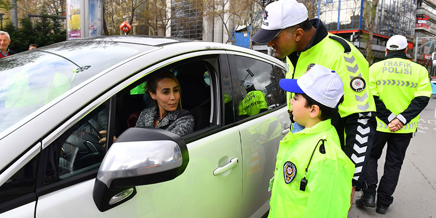 Minik trafik polisleri iş başında