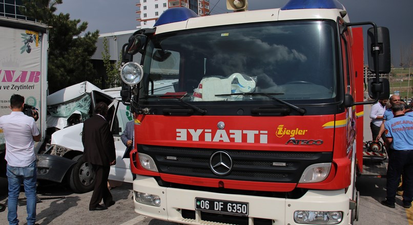 Ankara'da feci kaza! Sürücü araç içinde sıkıştı 