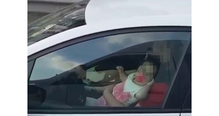Kucağında bebeğiyle trafiğe çıktı