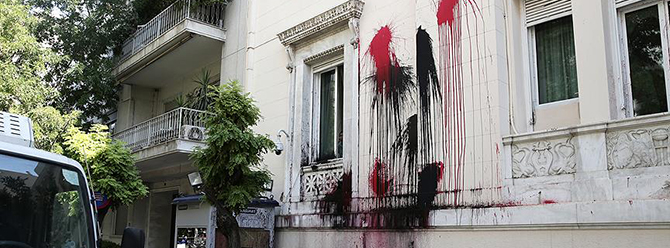 Türkiye'nin Atina Büyükelçiliği'ne boyalı saldırı