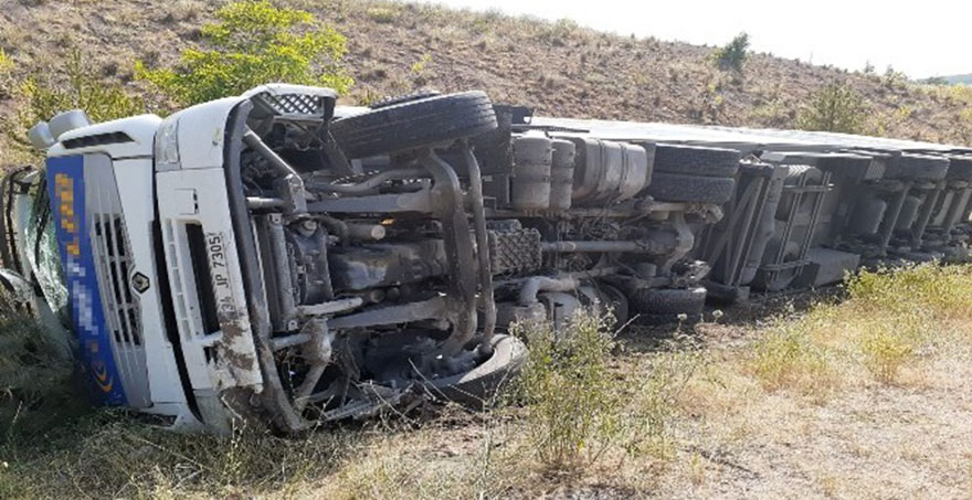 Ankara Çevre Yolu'nda tır devrildi: 1 yaralı