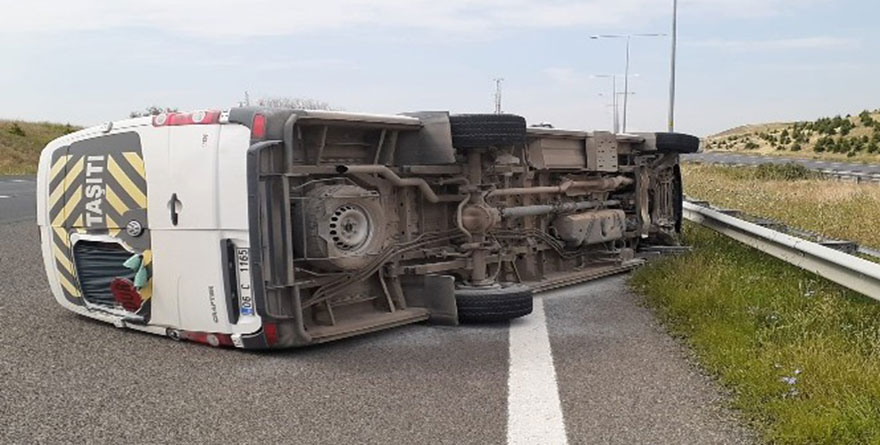 Ankara’da feci kaza! Servis aracı devrildi