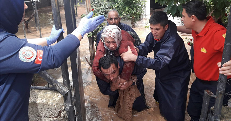 Evinde mahsur kalan yaşlı kadını itfaiye eri sırtında taşıdı