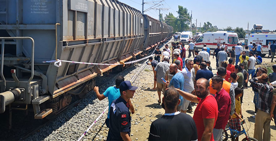 Mersinde tren kazası: Ölü ve yaralılar var