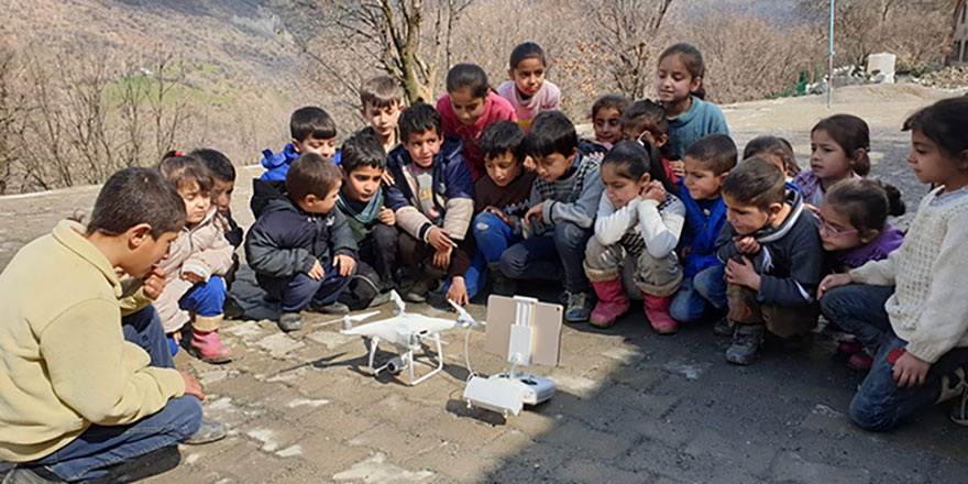 İlk defa drone gören masum çocuklar