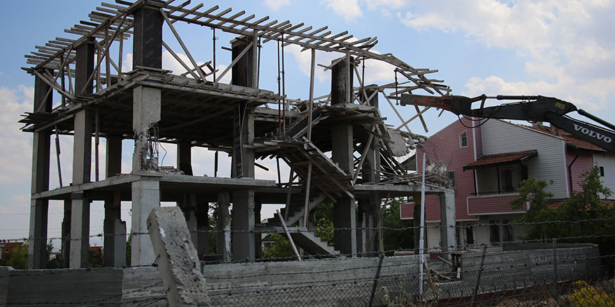 Başkent'te 4 katlı kaçak yapı yıkıldı