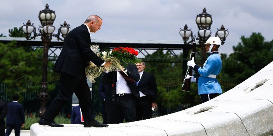 Cumhurbaşkanı Erdoğan, şehitler anıtına çiçek bıraktı