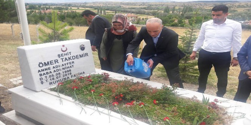 Türk-İş Genel Başkanı Ergün Atalay 15 Temmuz şehitlerini ziyaret etti