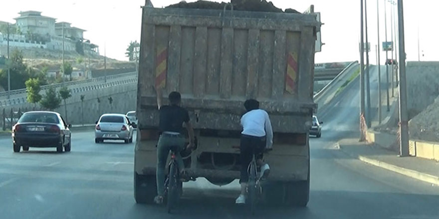 Bisikletli gençlerin tehlikeli yolculuğu