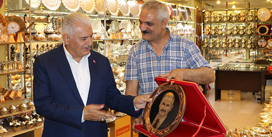 Binali Yıldırım, portresini görünce espriyi patlattı