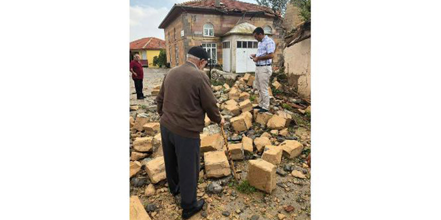 Şiddetli yağış ve rüzgar caminin minaresini yıktı