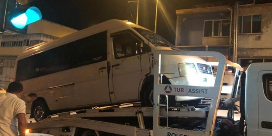 Denizli'de minibüs ve askeri araç çarpıştı