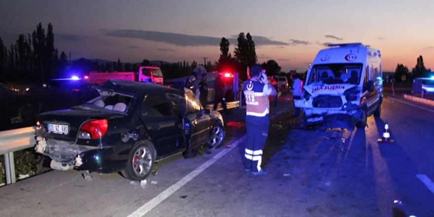 Kütahya’da trafik kazası can aldı: 3 ölü