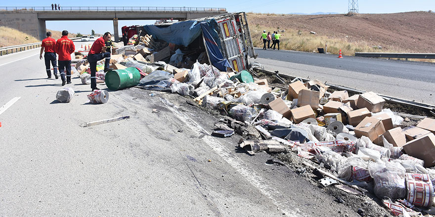 Kaza yapan tırın dorsesindeki gıda maddeleri yola saçıldı: 1 yaralı