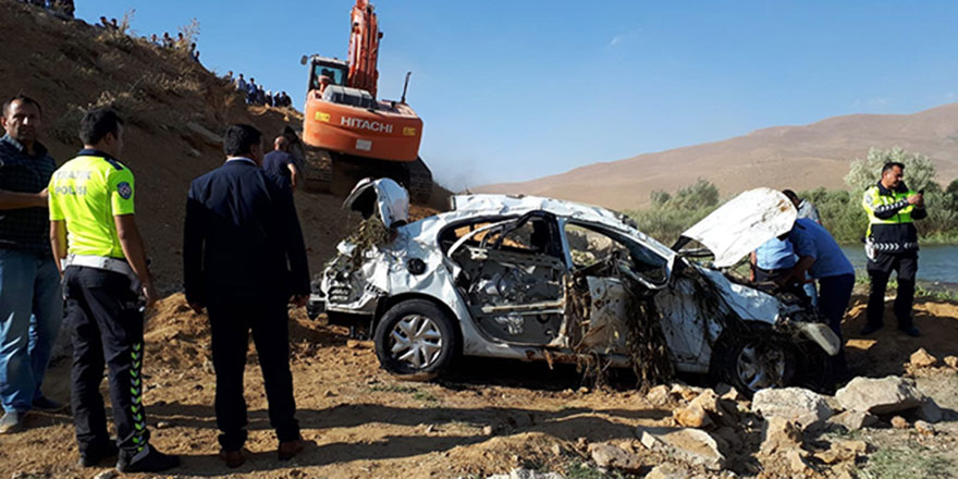 Hakkari'de virajı alamayan otomobil takla attı: 3 ölü