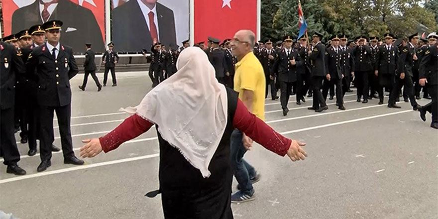 Yüzlerce asker arasında Ali'sini aradı