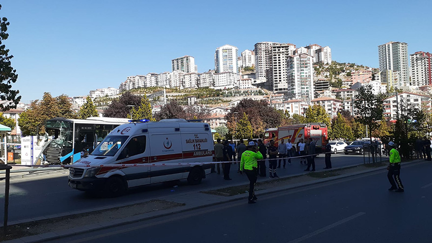 Başkent'te halk otobüsü durağa girdi: 3 ölü!