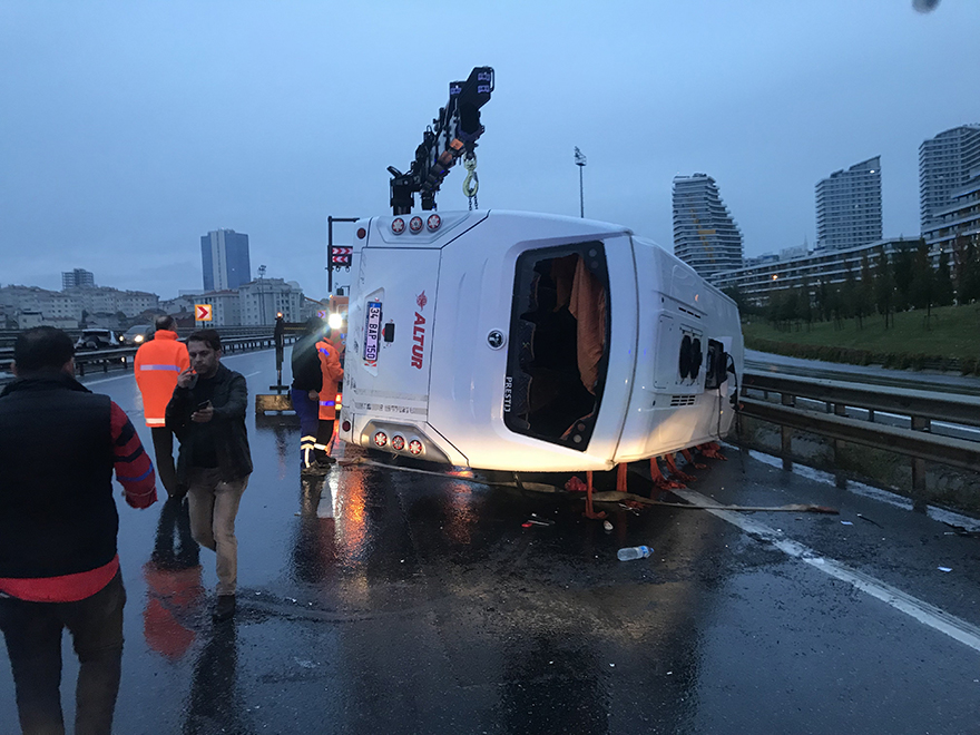 TEM Otoyolu’nda servis midibüs devrildi; 11 yaralı