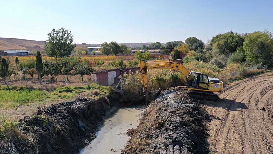 Başkent’te tıkanan dere yatakları temizleniyor