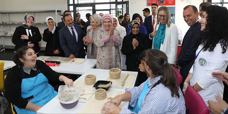 Emine Erdoğan, Etimesgut'ta bulunan Engelsiz Yaşam Merkezi'ni ziyaret etti