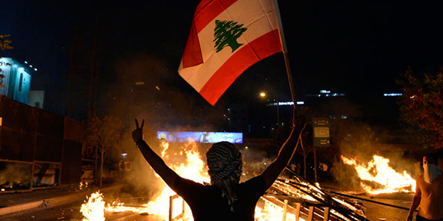 Lübnan'da halk sokağa döküldü