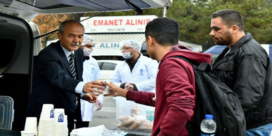 Ankara Büyükşehir'den üniversite kampüsünde sıcak çorba ikramı