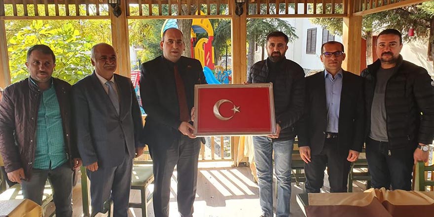 Başkandan Türk Bayrağı hediye