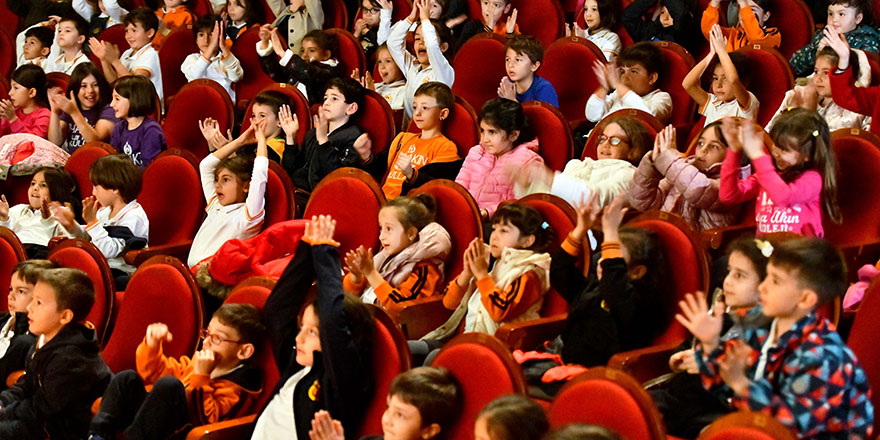 Çocuklardan tiyatro ve konserlere yoğun ilgi