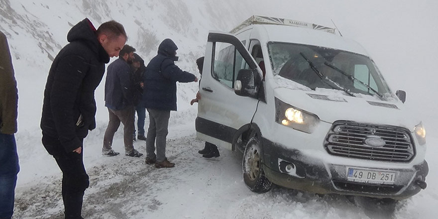 Kar ve tipide mahsur kalan 10 kişi kurtarıldı