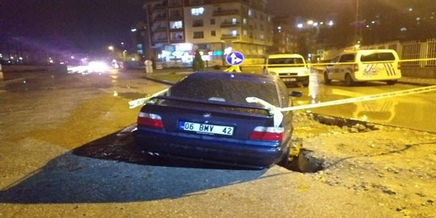 Ankara'da yol çöktü, araç içine düştü