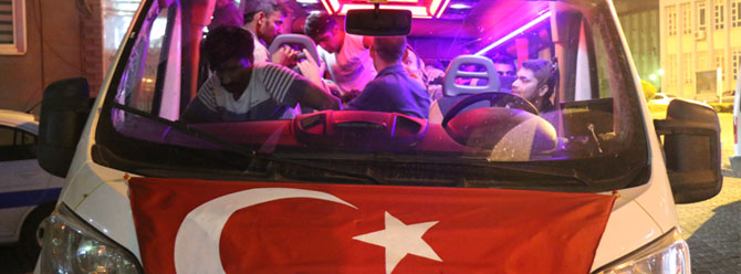 Türk bayraklı minibüsten balık istifi kaçak göçmen çıktı!
