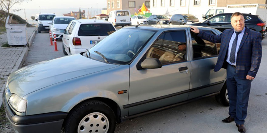 Kendisine ceza yazdırmak için 1 saat trafik polisi aradı