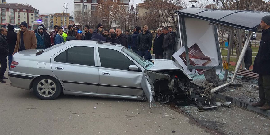 Sincan'da otomobil otobüs durağına daldı